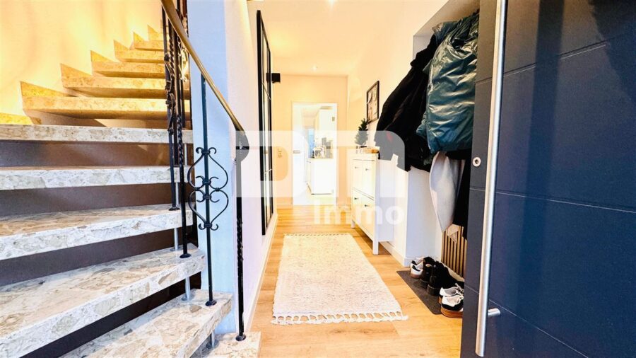 Gepflegtes Ein- bis Zweifamilienhaus + Garage, Terrasse und Balkon auf großem Grundstück - EG Flur / Diele / Windfang